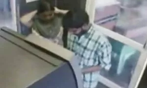 তিনি তার স্ত্রী এর ক ...