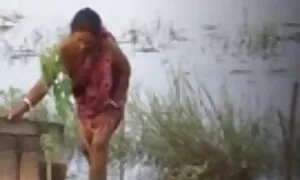 আকর্ষণীয় বড়ো বুকের ...